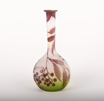 un vase en verre avec un motif sur une surface blanche
