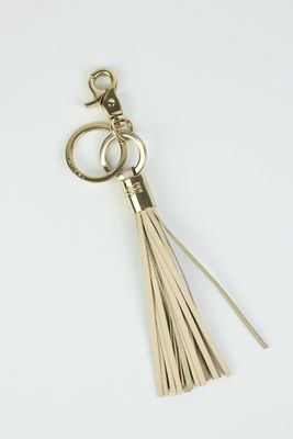 un porte-clés en or auquel est accrochée un pompon