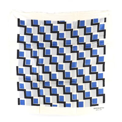 un gros plan d'une couette bleue et blanche sur fond blanc