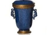 deux vases bleus munis d'anses, posés sur une surface blanche