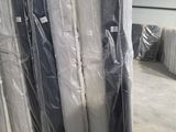 une grande pile de matelas dans un entrepôt