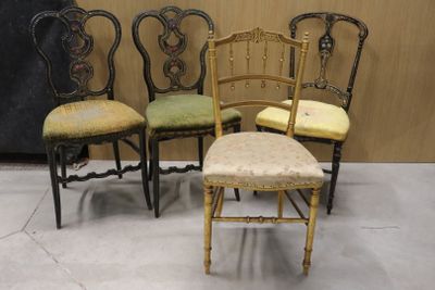 quatre chaises sont alignées en rang dans une pièce