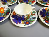 six tasses et soucoupes ornées de motifs colorés