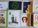 de nombreuses cartes posées sur une table, aux motifs très variés