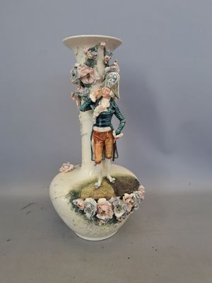un vase orné d'une figurine représentant un homme et une femme