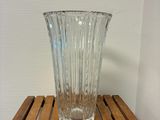un vase en verre posé sur une table en bois