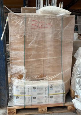 une palette remplie de cartons et de sacs posés sur une palette