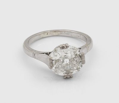 une bague en diamant avec une seule pierre au centre