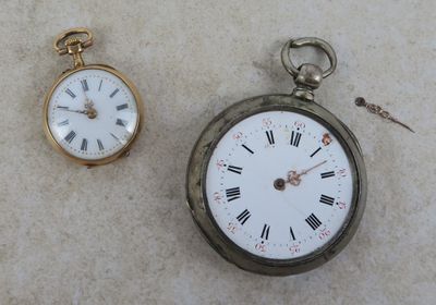 deux types différents de montres de poche posées sur la table