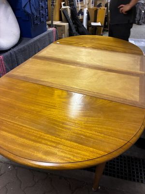 une table avec un plateau en bois dans un magasin