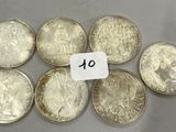 un gros plan sur un tas de pièces de monnaie avec une étiquette de prix