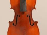 un vieux violon avec un archet accroché à son dos