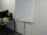 un tableau blanc posé sur un support dans un bureau