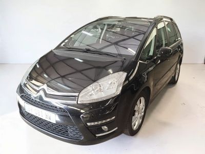 La petite voiture noire est garée dans une pièce blanche.
