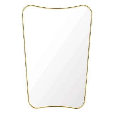 un miroir encadré d'or sur un mur blanc avec un fond blanc