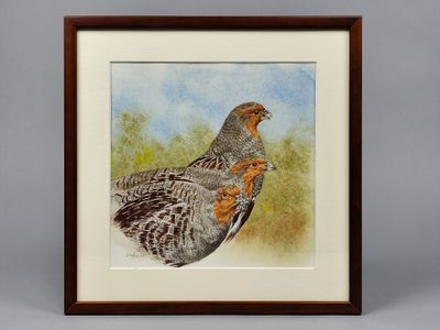 une peinture représentant un oiseau, dans un cadre en bois, sur fond gris