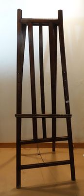 une chaise en bois posée sur un parquet en bois dur