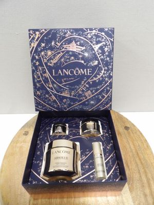 un gros plan sur un flacon de parfum dans un coffret posé sur une table