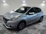 une photo d'une voiture argentée dans un showroom