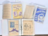 de nombreux livres posés sur une table
