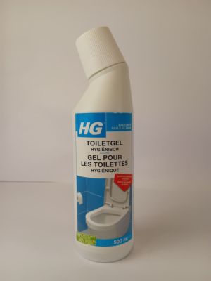 une bouteille de nettoyant pour toilettes posée sur une surface blanche