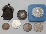 beaucoup de pièces et un porte-monnaie sur la table