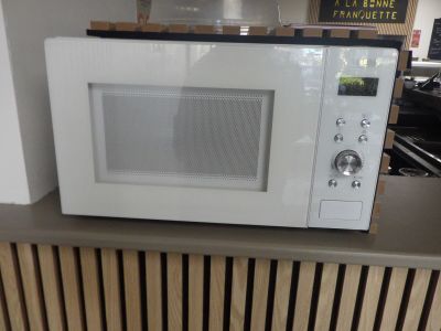 un micro-ondes posé sur un comptoir dans un magasin
