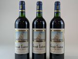 trois bouteilles de vin posées sur une table l'une à côté de l'autre