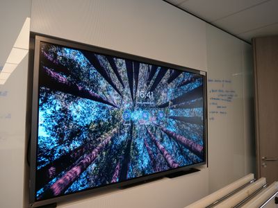 un téléviseur à écran plat accroché au mur d'une pièce