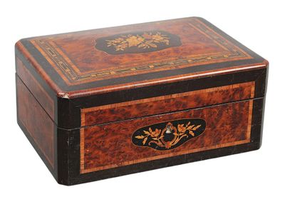 COFFRET en bois de placage, loupe, filets et cartouches marq…