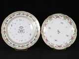 deux assiettes ornées de motifs floraux sur un fond noir