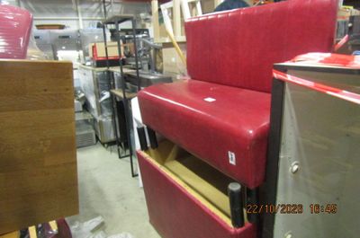 une chaise rouge qui se trouve dans une pièce