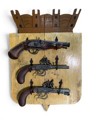 une plaque en bois sur laquelle sont représentées plusieurs armes anciennes