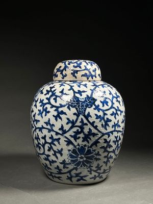 pot en porcelaine bleue et blanche avec un motif floral sur le couvercle