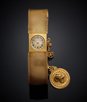 une photo d'une montre-bracelet en or ornée d'un pendentif en forme de lion