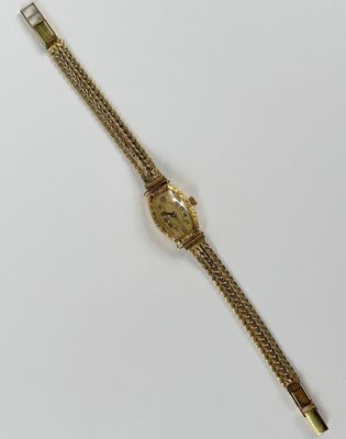 une image représentant une montre en or entourée d'une chaîne