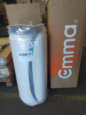un rouleau de papier toilette à côté d'une boîte de papier toilette