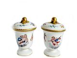 une paire de vases en porcelaine blanche, ornés de bordures dorées et d'anges