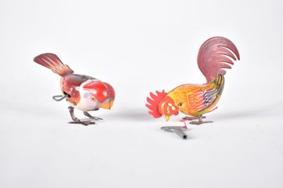 deux figurines de coqs placées l'une à côté de l'autre