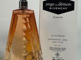 l'image d'un flacon de parfum à côté d'une boîte de parfum