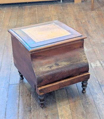 Marchepied bidet en bois de placage et faïence, Angleterre, …