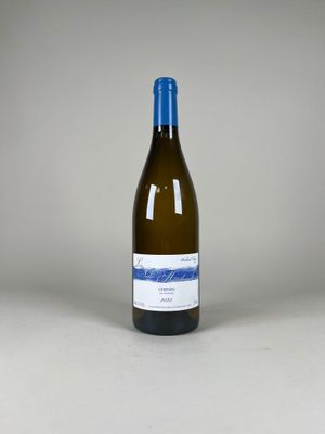 une bouteille de vin posée sur une table