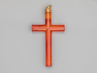 une croix en bois surmontée d'une couronne dorée