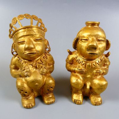 Colombie. Couple de chamans assis sur des tabourets. - Photo 1