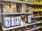 les nombreux rayons de produits alimentaires du magasin qui se trouvent sur les étagères