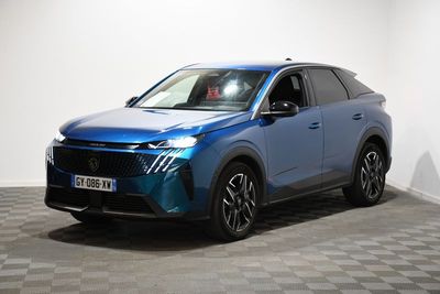 Un SUV bleu est garé dans une pièce dont le sol est en damier.