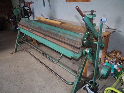 une machine verte qui se trouve dans une pièce