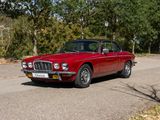 une voiture rouge garée sur le bord de la route