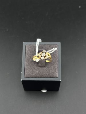 un gros plan d'une bague dans une boîte noire posée sur une table