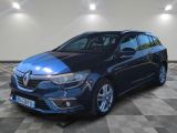une voiture bleue est garée dans une pièce au sol à carreaux